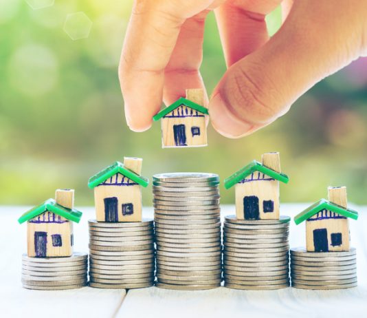 A pranohet namazi në xhamitë dhe shtëpitë që janë blerë me kredi (kamat)?