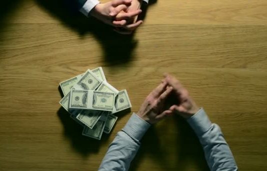 Kam nevojë për para dhe s’më jep askush, a kam të drejtë të marr në bankë para me kamatë?