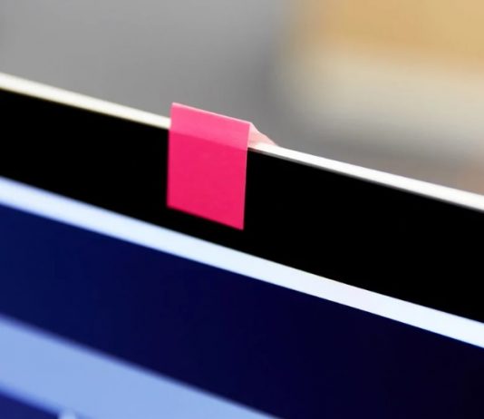 Si të mbroni veten nga hakimi në kamerë dhe mikrofon të kompjuterit