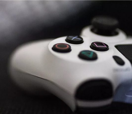 Sony patenton dizajnin e ri të kontrollerit të playstation me dy butona shtesë në fund