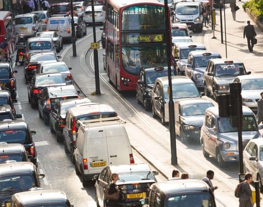 Shitja e automobilave në Britani të Madhe në nivel më të ulët në 74 vitet e fundit