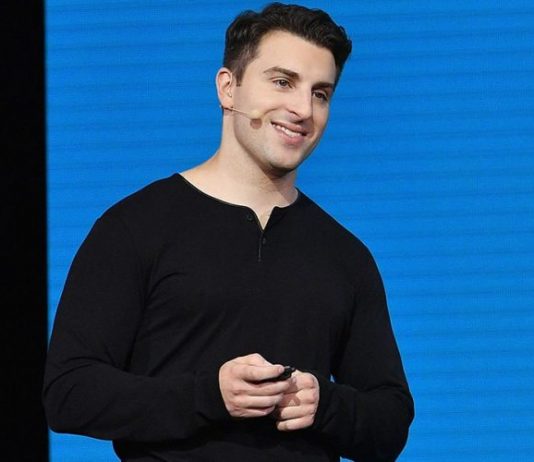 Brian Chesky parashikon një të ardhme jashtëzakonisht të ndryshme të udhëtimit dhe jetesës dhe kjo tingëllon e shkëlqyeshme