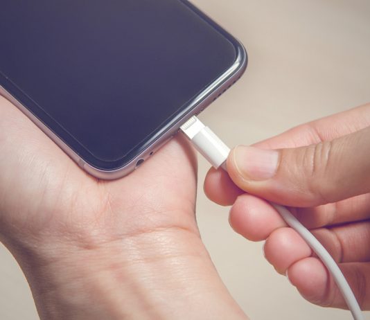 10 gjëra që nuk duhet t’i bëni gjatë kohës sa e mbushni baterinë e telefonit