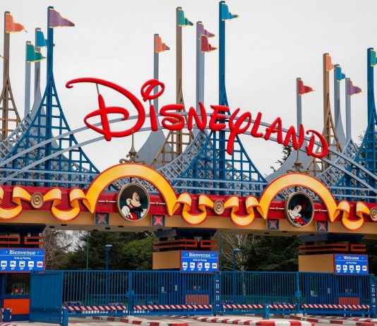 Disney largon nga puna 28 mijë njerëz, American dhe United Airlines së bashku 31 mijë punëtorë