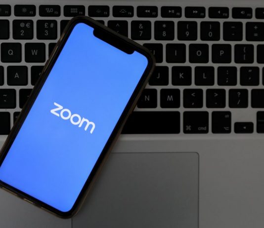 Themeluesi i Zoom humb 20 për qind të pasurisë për shkak të vaksinës kundër COVID-19