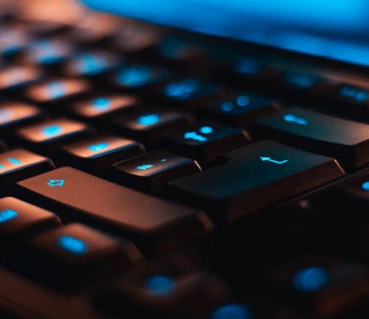 Tre firmat kryesore të kompjuterëve shitën 121.5 milion njësi në vitin 2020, Lenovo kryeson me 47.1 milion njësi të shituara