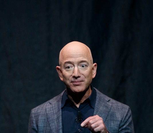 Jeff Bezos largohet nga pozicioni i shefit ekzekutiv të Amazon