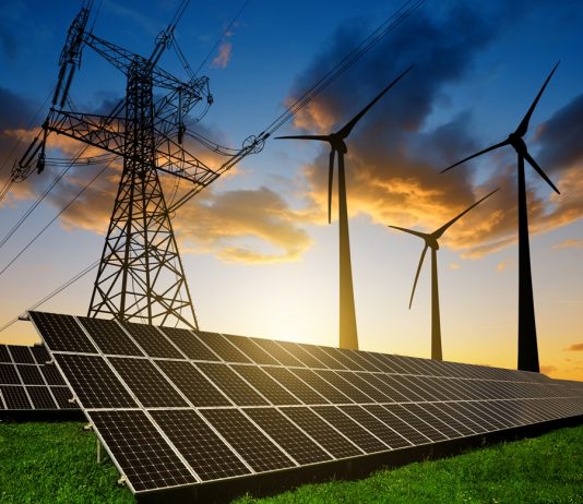 Energjitë e rinoueshme kapërcejnë lëndët djegëse për energji në 2020