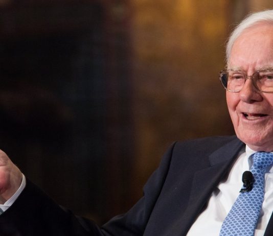 Warren Buffett: “Të investosh tek vetja është rruga më e mirë drejt suksesit. Ja 3 mënyra të zgjuara për ta arritur këtë.”
