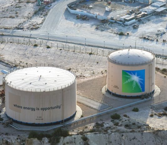 Gjigandi saudit i naftës Aramco raporton rënie të fitimit prej 44 për qind më 2020