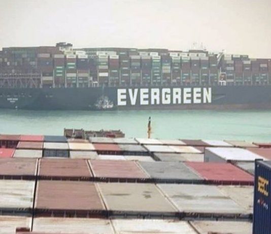 Kanali Suez i Egjiptit bllokuar nga një anije e madhe kontejnerësh