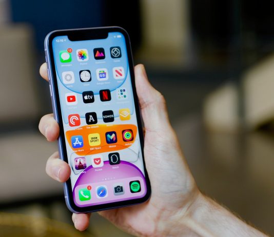 Apple përmes versionit iOS 14.5 tenton të rregullojë problemin e baterive të iPhone