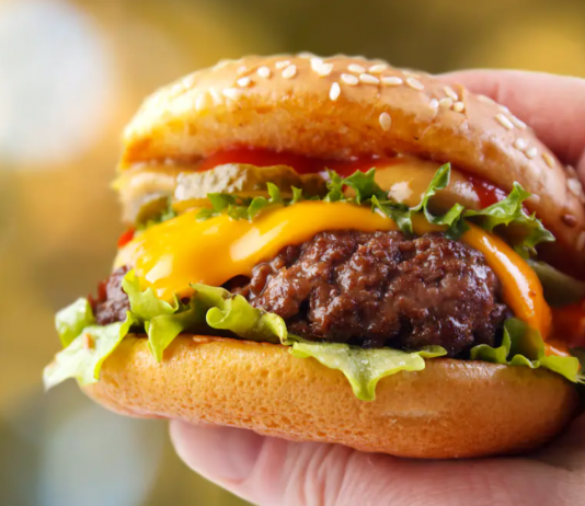 Kush e shpiku hamburgerin? Hetim për historinë e ‘’ikonës’’ amerikane