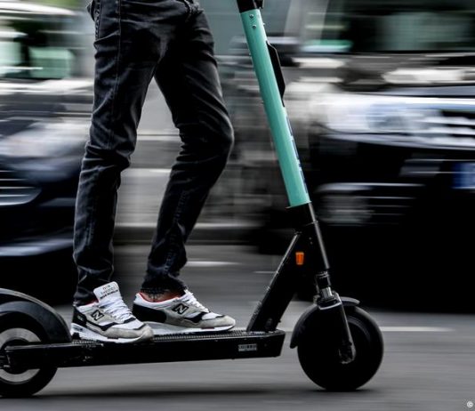 E-skuterët nën zjarr: A mund t’i bëjnë qytetet më të sigurta?