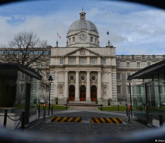 Irlanda: Qeveria vendosi të braktisë 12.5% të taksës, raport