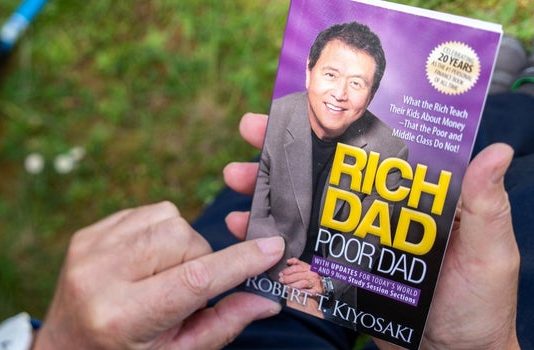 Robert Kiyosaki paralajmëron se kriza më e madhe e tregut në histori po afron