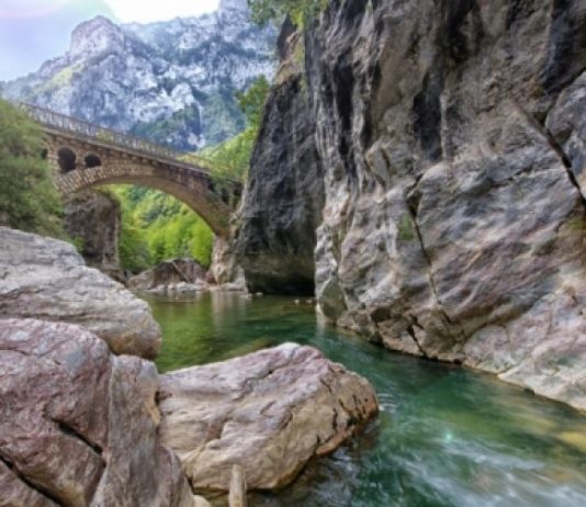 Ekonomitë e mbështetura në turizëm përballen me verën e dytë të vështirë të Covid