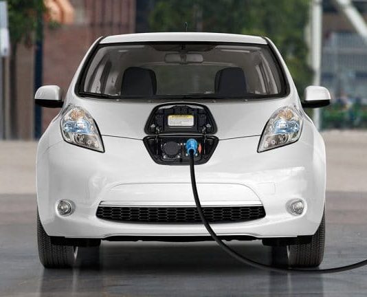 Norvegjia i thotë lamtumirë veturave me naftë dhe benzinë, nga 2022 do të blejnë vetëm ato elektrike