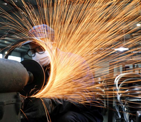 Bie aktiviteti i fabrikave në Kinë. Inflacioni ngadalëson rritjen ekonomike, rriten shqetësimet