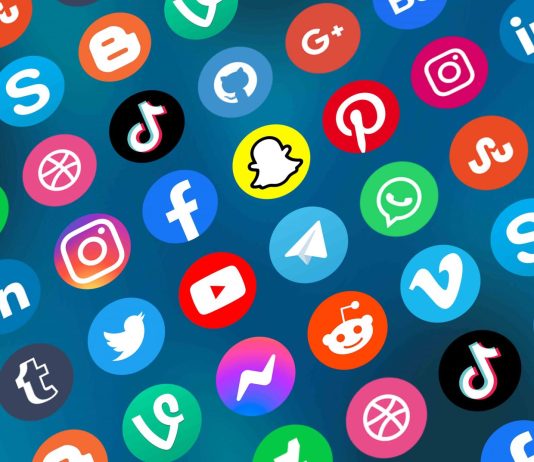A po nxisin depresionin tek të rinjtë mediet sociale?