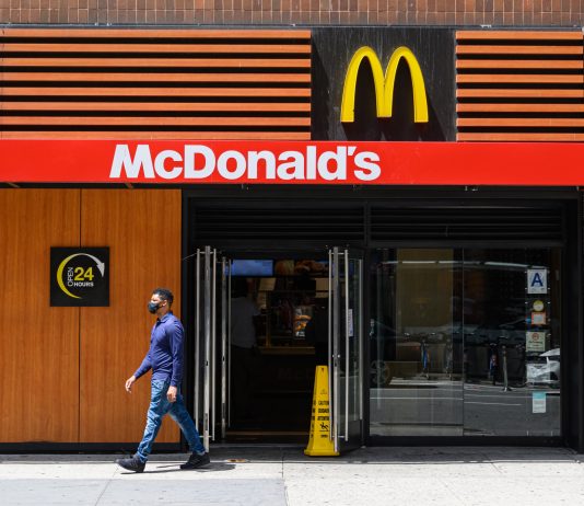 McDonald’s në mungesë të stafit. I gatshëm të paguajë 21 dollarë në orë