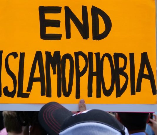 Britanikët e klasës së mesme kanë më shumë gjasa të jenë paragjykues për Islamin, zbulon sondazhi