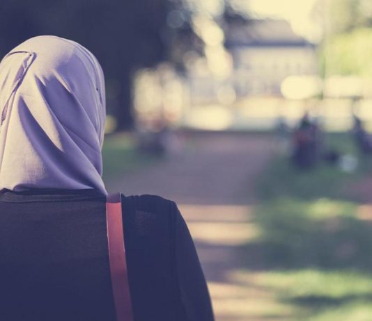 “The New York Times”: Muslimanët po largohen nga Franca