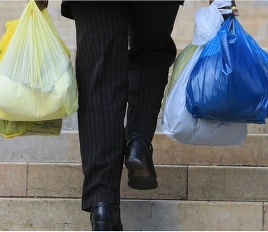 Qeset e plastikës – me pagesë apo të largohen?
