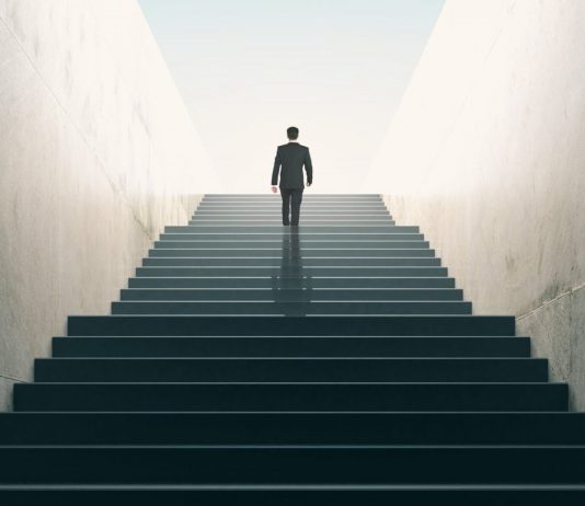 Cila gjë është më e rëndësishme të kihet parasysh për sukses: Vrojtimi i njerëzve të suksesshëm në fushën ku punoj, apo konkurrentët e zakonshëm?