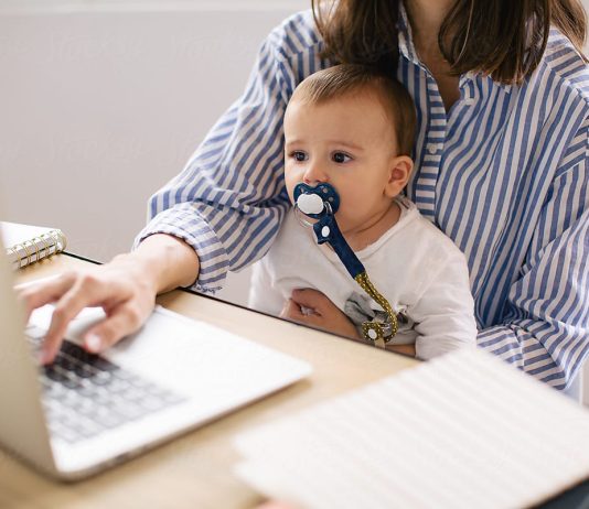 Si të punoni nga shtëpia dhe njëkohësisht të kujdeseni për foshnjën ose vogëlushin tuaj