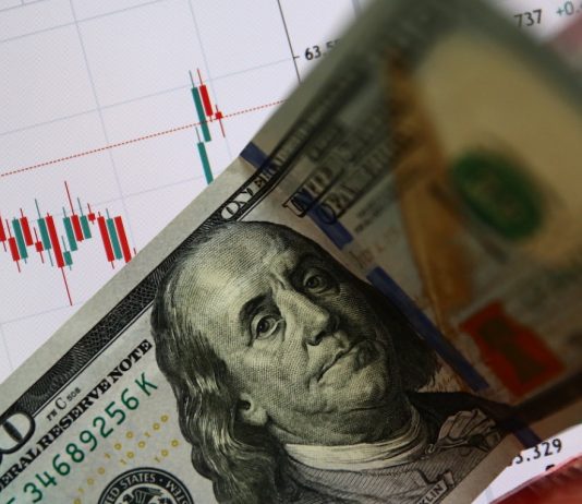 Pse rritja e çmimit të naftës sjell edhe rritjen e dollarit? Korrelacioni mes lëndëve të para dhe monedhës amerikane