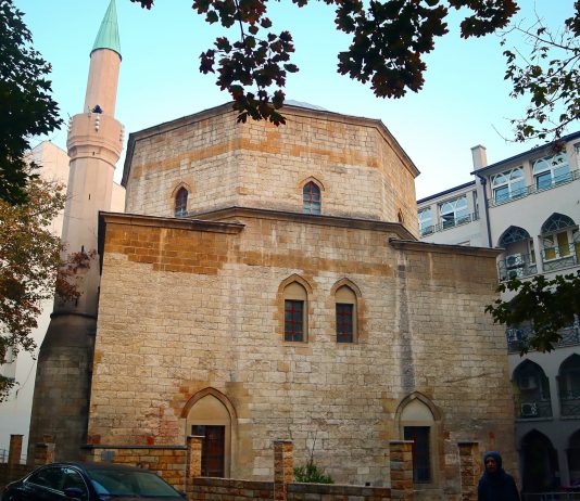 Rivalë në fushë, bashkë në besim: Iftar i pazakontë në Beograd