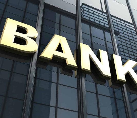 A lejohet pranimi i të hollave në këmbim të të vepruarit si garantues për dikë në bankë?