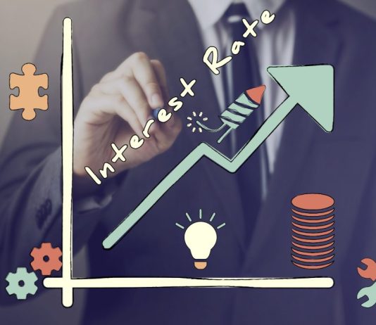 Financial Times: Bankat qendrore po rrisin normat e interesit me shpejtësi