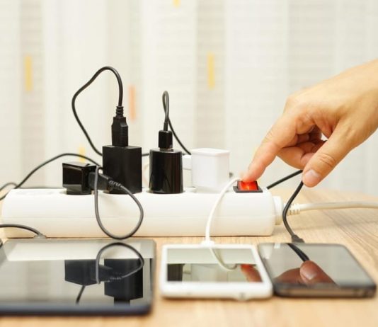 Kurseni energjinë: Largoni karikuesit nga rryma kur nuk iu duhen