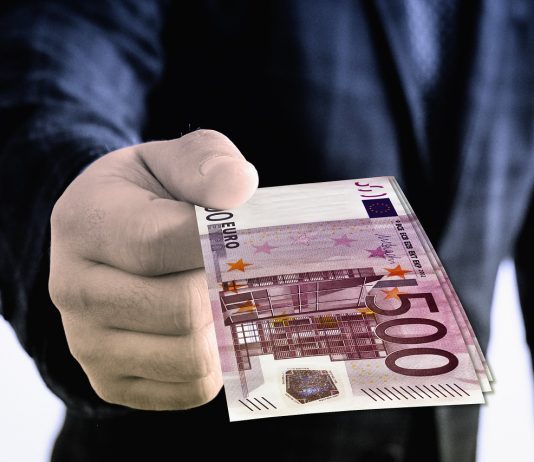 Kur shtrohet pyetja ‘Sa e dëshironi pagën?’, mos përmendni shifra- Mbani mend këto rregulla për negociata të suksesshme