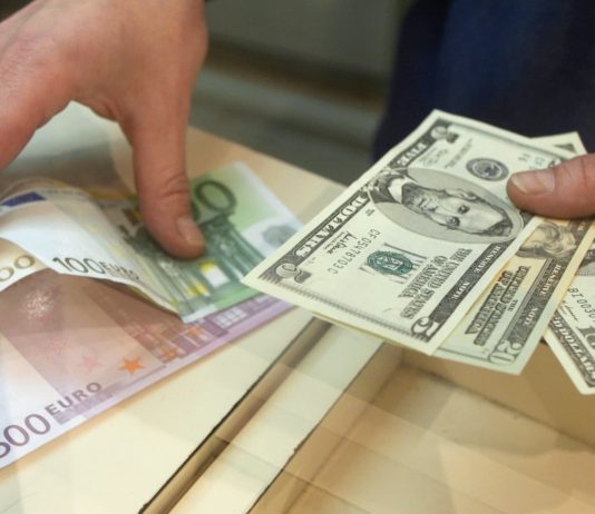 Pasojat e barazimit të euros me dollarin