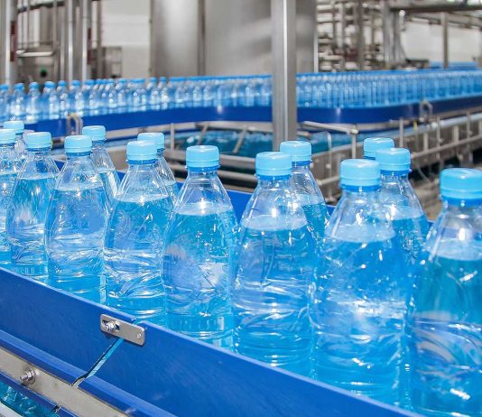 Studim: 78 për qind e ujërave të ambalazhuar në Francë përmbajnë mikroplastikë