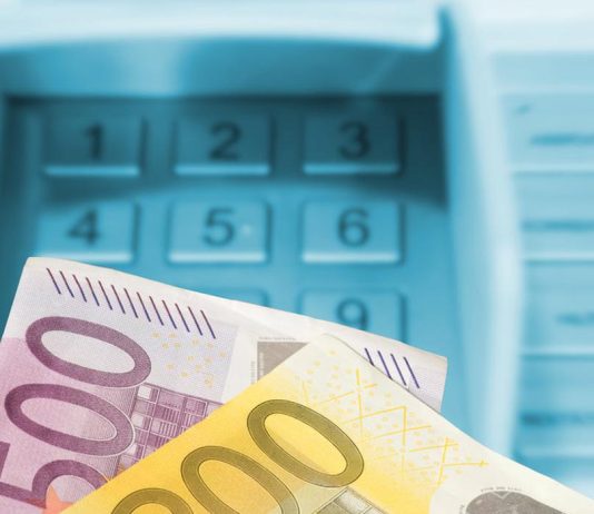 Kosovarët paguajnë në banka minimalisht 15 deri 20 euro tarifë për transfere ndërkombëtare