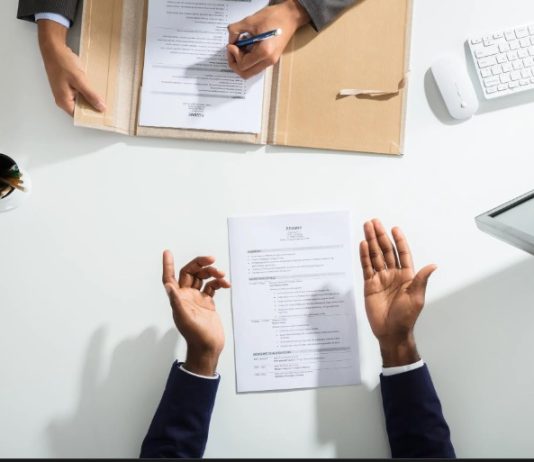 Si duhet t’i përgjigjeni me email ftesës për intervistë?