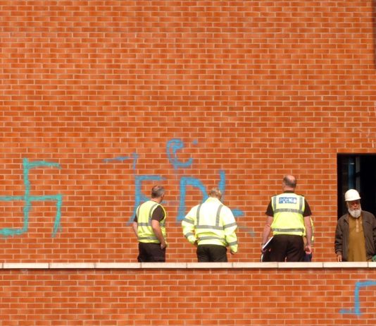 Sfidat e muslimanëve në Britani: deri jashtëqitje qeni e shpim gomash…