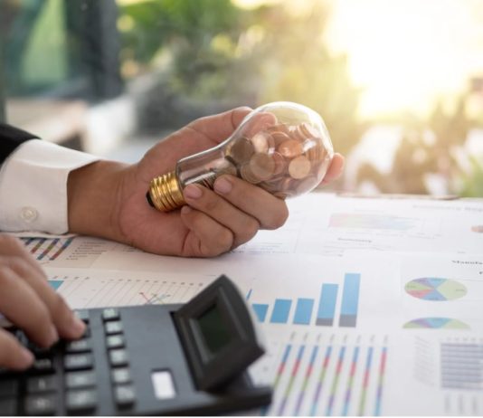 Masat për kursim të energjisë: Ndalet çdo e treta dritë në autostradë dhe reklamat ndriçuese