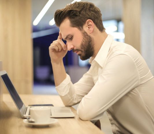 Nga “Quiet quitting” te “Quiet firing”, trendi i ri që po shkakton stuhi në punë