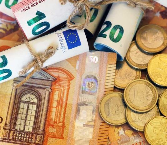 Bankat shtrëngojnë kushtet e kredisë për familjet dhe bizneset