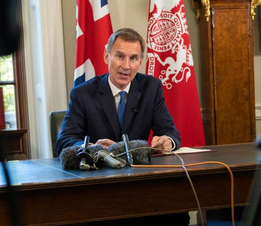 Britania “mes dallgëve”. Ministri i ri i financave anulon taksat e reja pas presionit publik
