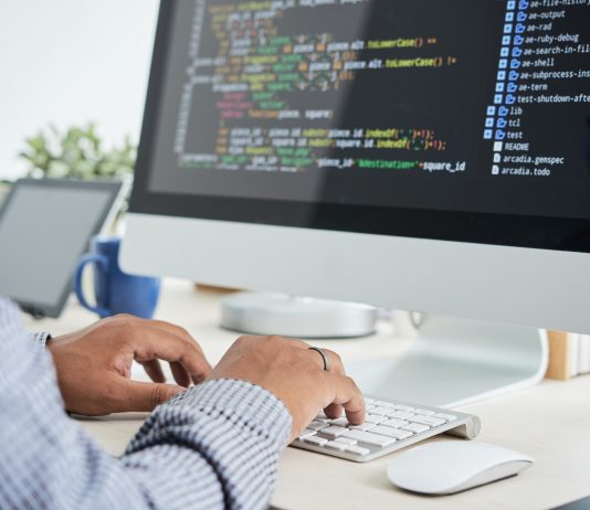 A lejohet të punohet në bankë në sektorin e IT-së?