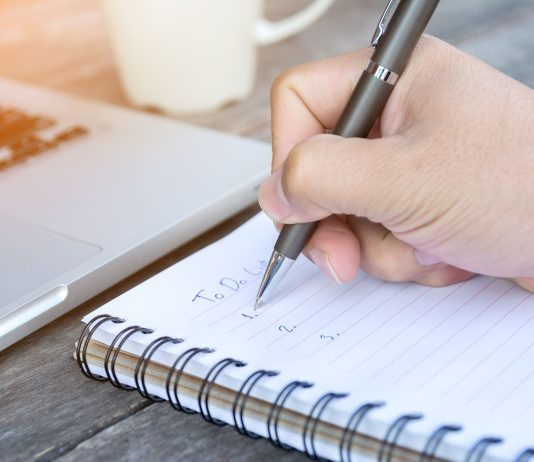 Mënyra të thjeshta se si të menaxhoni listën e gjatë të detyrave që duhet të bëni