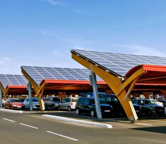 Franca kërkon që parkingjet të mbulohen me panele diellore