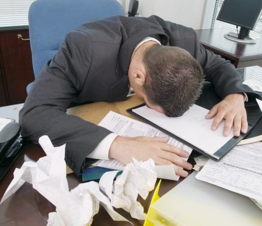 Si shfaqet stresi kronik i punës dhe si të përpiqeni ta menaxhoni atë