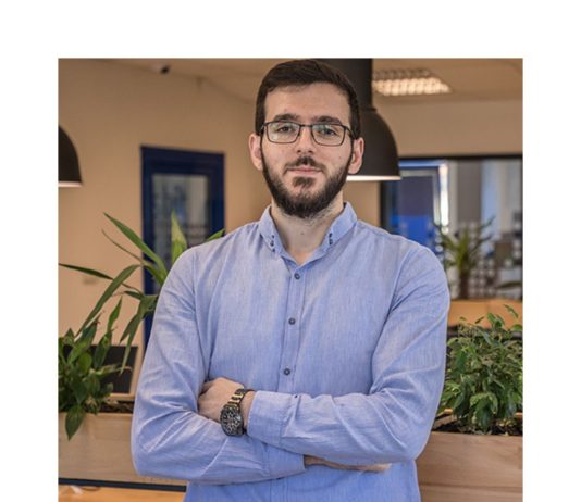 Sipërmarrësi Bardhyl Bytyqi rrëfen për kompaninë e tij në partneritet me WebFlow dhe qasjen “no-coding”